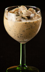 Copa llena de ceviche en fondo negro 