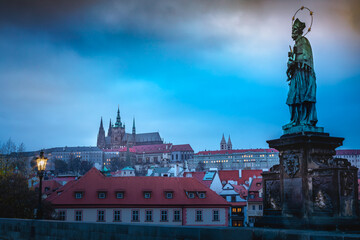 Obraz premium Charles bridge illuminated at dawn, Medieval Prague, Czech Republic