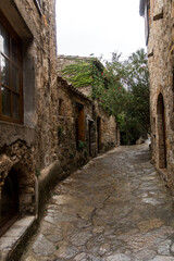 Fototapeta na wymiar cobblestone road of Saint-Guilhem-le-Désert in southern France