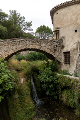 Fototapeta na wymiar stone bridge and waterfall at Saint-Guilhem-le-Désert in southern France