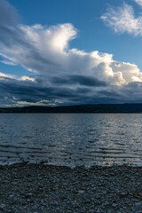 Sturm zieht über den Bodensee mit kraftvollen Wolken am Himmel 