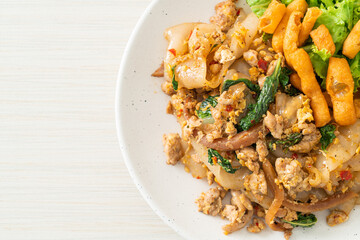 Stir-fried noodle with minced chicken and basil