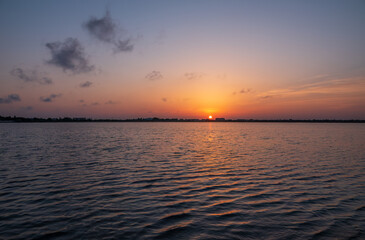 Obraz premium The sun goes down over a lake