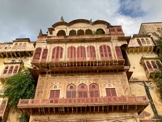 Obraz premium ALWAR, INDIA - OCTOBER 11: City Palace on October 11, 2021 in Alwar, India. The former maharaja palace is the home of the city offices 