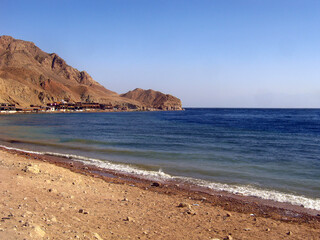 Fototapeta na wymiar Blue Hole in Egypt overlooking the seashore and blue sky