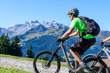 Fototapeta premium Radsportler bei einer Tour im Gebirge