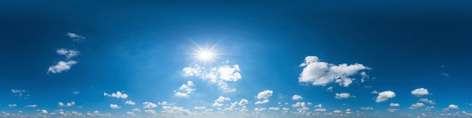 Fototapeta na wymiar Nahtloses Panorama mit leicht bewölktem Himmel - 360-Grad-Ansicht mit schönen Cumulus-Wolken zur Verwendung in 3D-Grafiken als Himmelskuppel oder zur Nachbearbeitung von Drohnenaufnahmen 