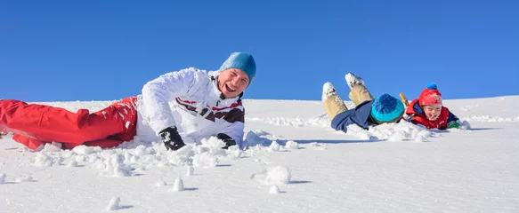 Poster Familie hat Spass im Schnee an seinem sonnigen Wintertag  © ARochau