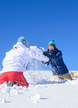 Ungezwungene Freude beim Herumtollen im frischen Pulverschnee
