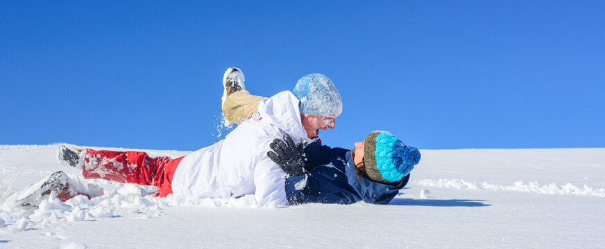Ungezwungene Freude beim Herumtollen im frischen Pulverschnee