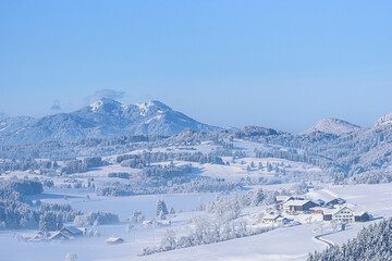 Fototapeta premium Idyllischer Wintermorgen im Ostallgäu am bayerischen Alpenrand