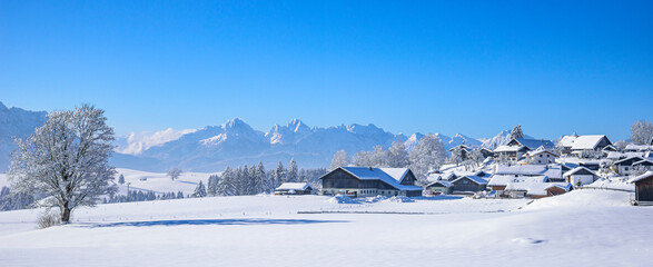 Idyllischer Wintermorgen nahe Trauchgau im Ostallgäu am bayerischen Alpenrand