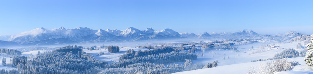 Fototapeta na wymiar Herrlich verschneite Landschaft an einem kalten und sonnigen Wintermorgen im Ostallgäu
