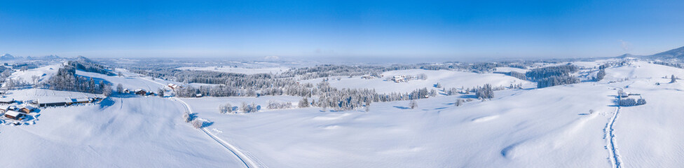 Fototapeta na wymiar Traumhaft schöner Wintertag im Ostallgäu