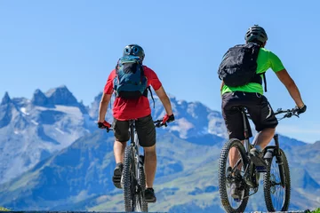 Poster Zwei Mountainbiker vor imposanter Gebirgskulisse im Montafon © ARochau
