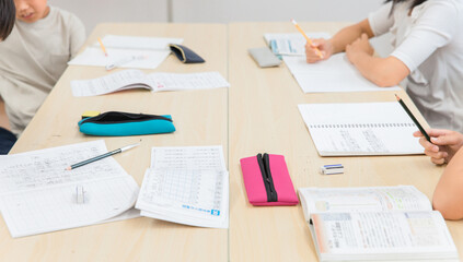 一緒に勉強する子供達（グループワーク・自習・学童保育）
