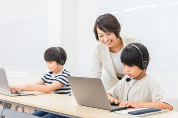 学校でオンライン学習・ICT教育する子供と先生（日本人）
 - obrazy, fototapety, plakaty