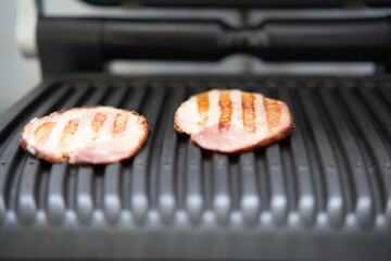 Cooking sausage for sandwiches on an electric grill