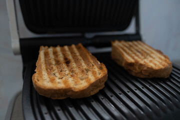 Making sandwiches on an electric grill on the balcony of your own apartment