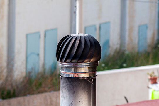 Comignolo in lamiera circolare spento senza fumo paesaggio urbano