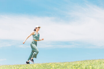 ランニング・ジョギングする女性（健康・運動）
