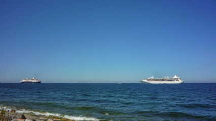 Traumreise Karibikkreuzfahrt mit Kreuzfahrtschiff - White cruiseship cruise ship anchoring at sea tendering passengers to tropical island during Caribbean cruising