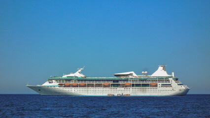 Traumreise Karibikkreuzfahrt mit Kreuzfahrtschiff - White cruiseship cruise ship anchoring at sea...