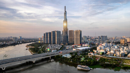 Obraz premium The City of Contrasts in early morning 