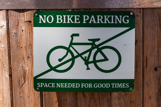 No bike parking sign outside Broens Gadekokken in Copenhagen, Denmark