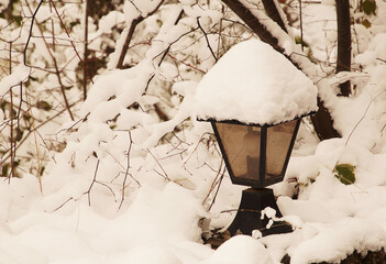 Lampe de jardin sous la neige