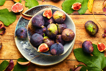 Fototapeta premium Harvest fresh ripe figs