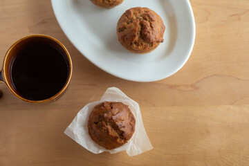 温かいコーヒーとマフィン