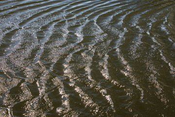 kleine Wellen / Wogen in einem stehenden Gewässer verursacht durch Wind