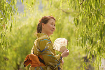 浴衣　扇子　外湯巡り　シニア女性