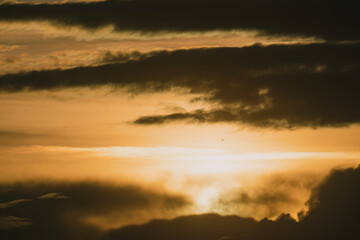 Wunderschöner Himmel mit Sonnenuntergang