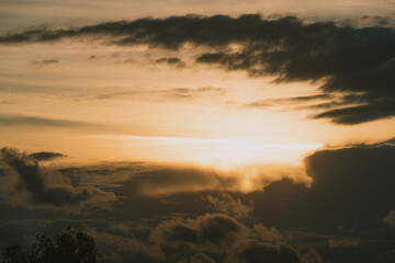 Fototapeta na wymiar Sommerabend Himmel mit Sonnenuntergang