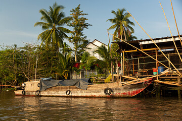 Paisaje del rio Mekong con barco.