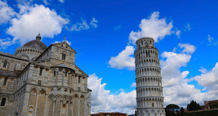 Fototapeta premium View of Cloudy blue sky in Pisa Cathedral (Duomo di Pisa) with Leaning Tower (Torre di Pisa) Tuscany, Italy.The Leaning Tower of Pisa is one of the main landmark in Italy.