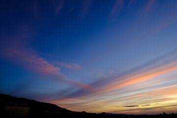Fototapeta 六甲山の朝。東に陽が昇り光の色のグラデーションに雲が染まる obraz