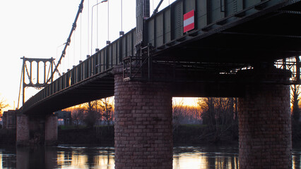 Structure du pont de Marmande, mise en valeur par la lumière du crépuscule