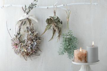 白い壁に飾られたリースとスワッグ
