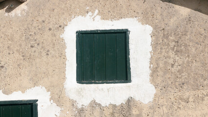 Marco de pintura blanca en ventana de madera verde en fachada