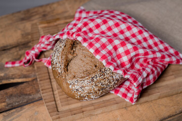 Vollkornbrot im Stoffsack