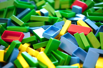 Dizaines de pi&egrave;ces plastiques de couleurs