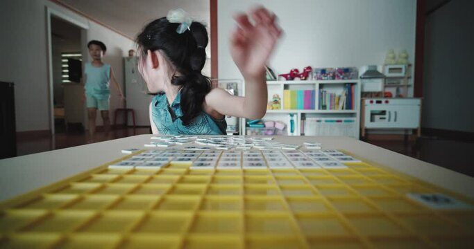 The child learns puzzle numbers.
