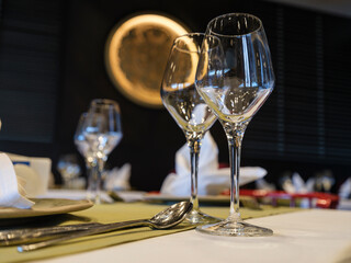 wine glasses on the table in a restaurant