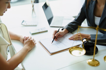 customers read important documents before signing signatures.