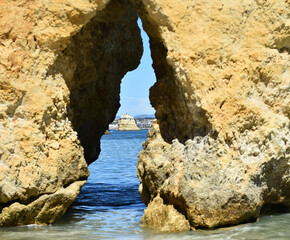 una preciosa playa en el algarve de portugal