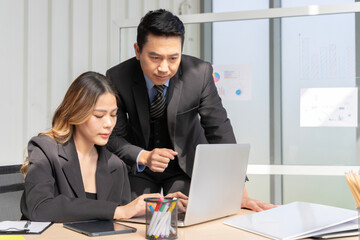 Obraz premium A group of young Asian businessmen Talking and planning work happily and have fun at the company's office