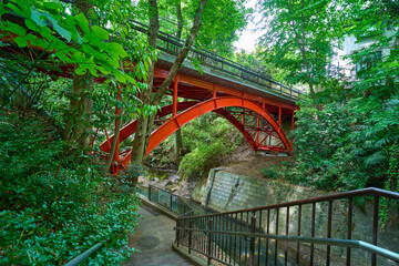 東京都世田谷区の等々力渓谷に架かる赤いゴルフ橋と新緑 © Q2PHOTOAS